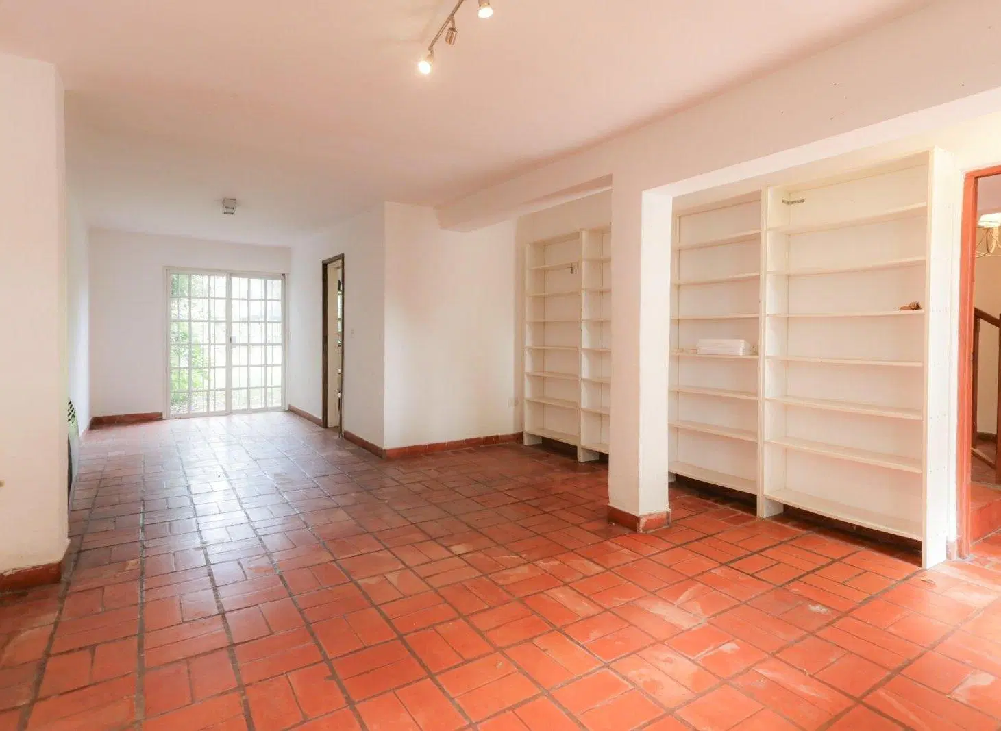 Venta - Casa - San Isidro - 5 dormitorios - Gran jardín, pileta y quincho 3