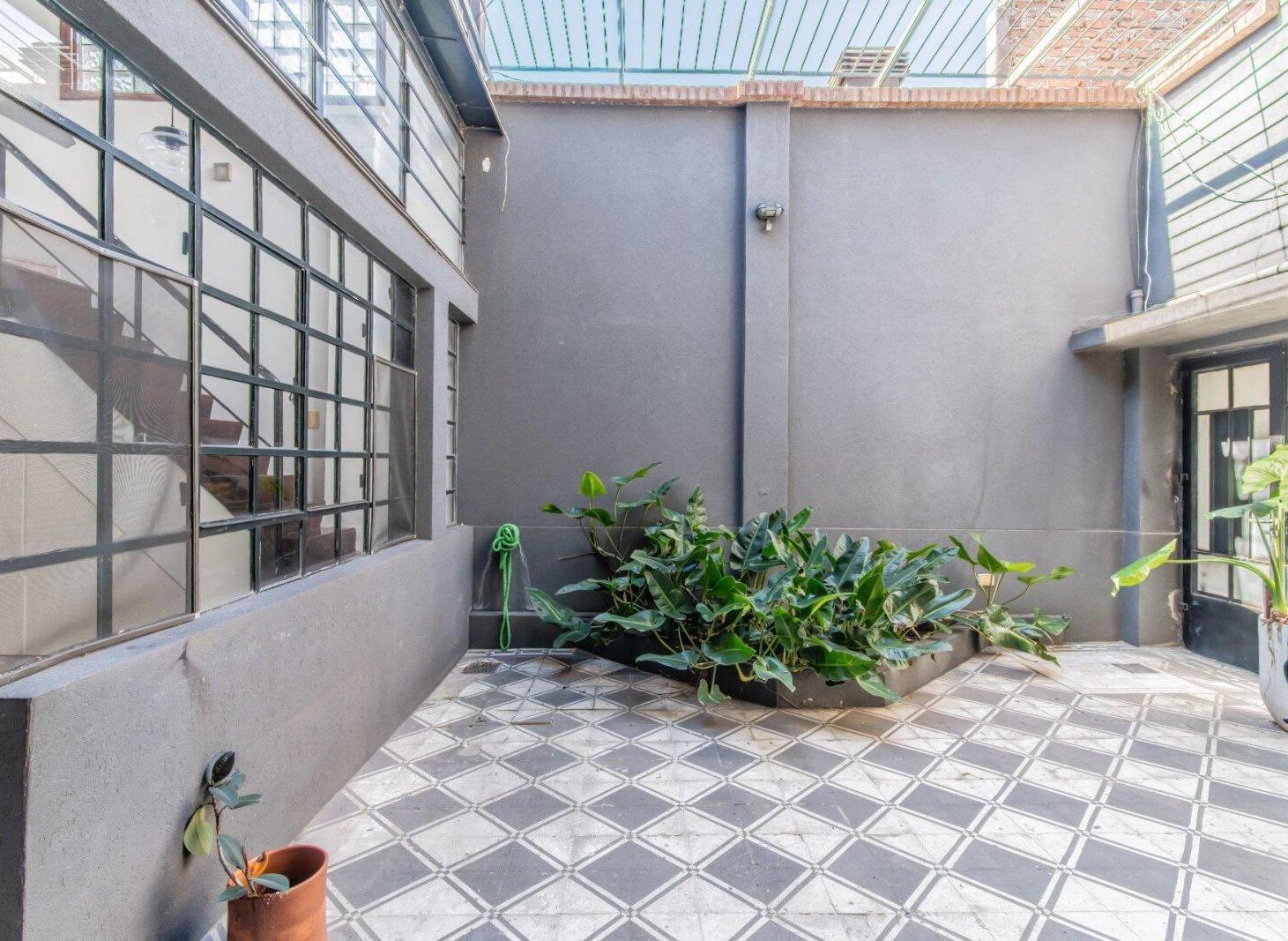Venta PH con patio en Caballito