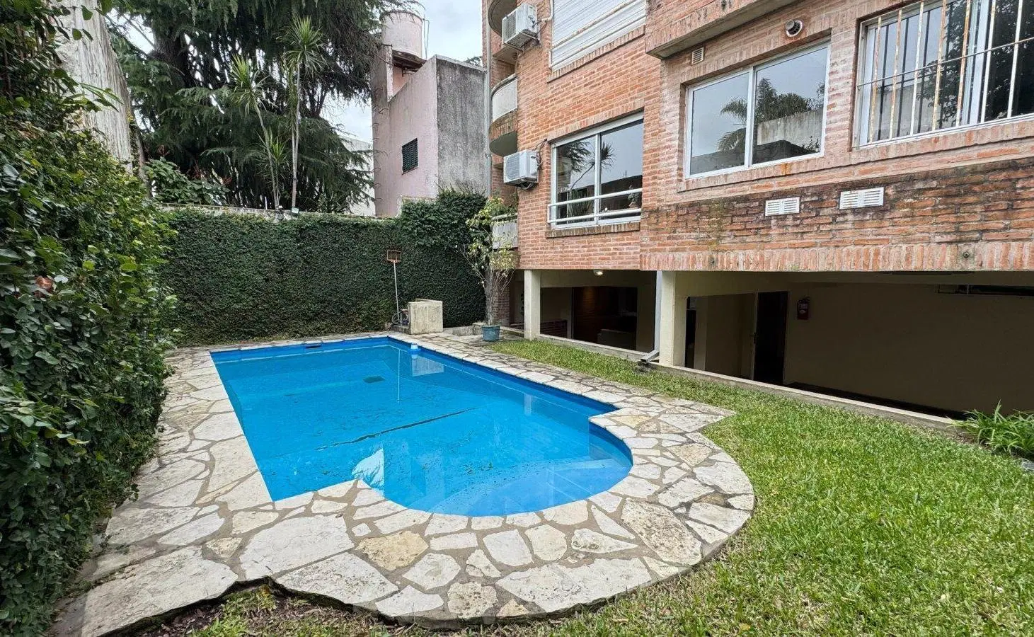 Alquiler depto 2 amb en Martinez con balcón y baulera en edificio con piscina 2