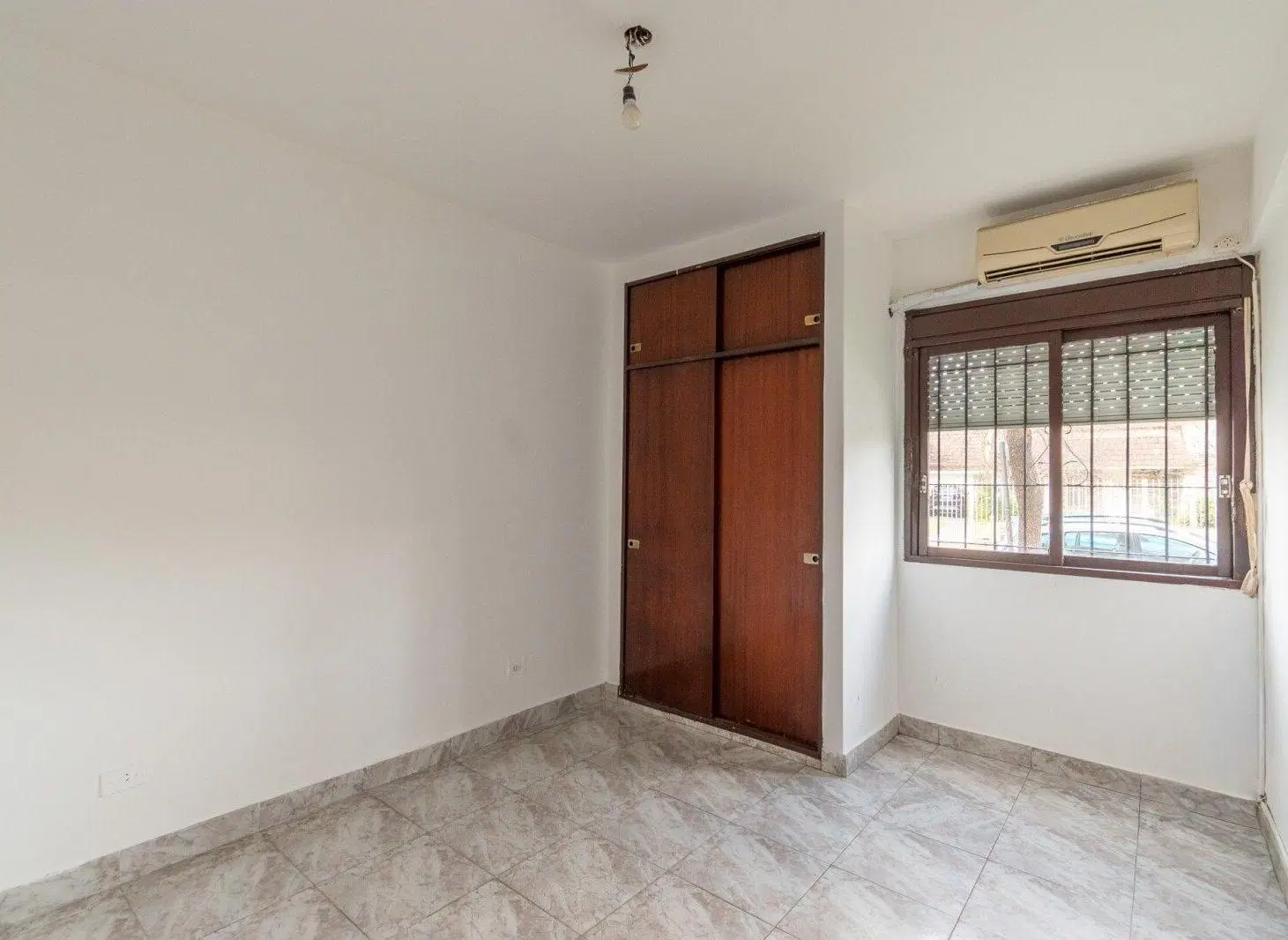 Venta depto. 3 amb con patio, cochera San Isidro centro 3