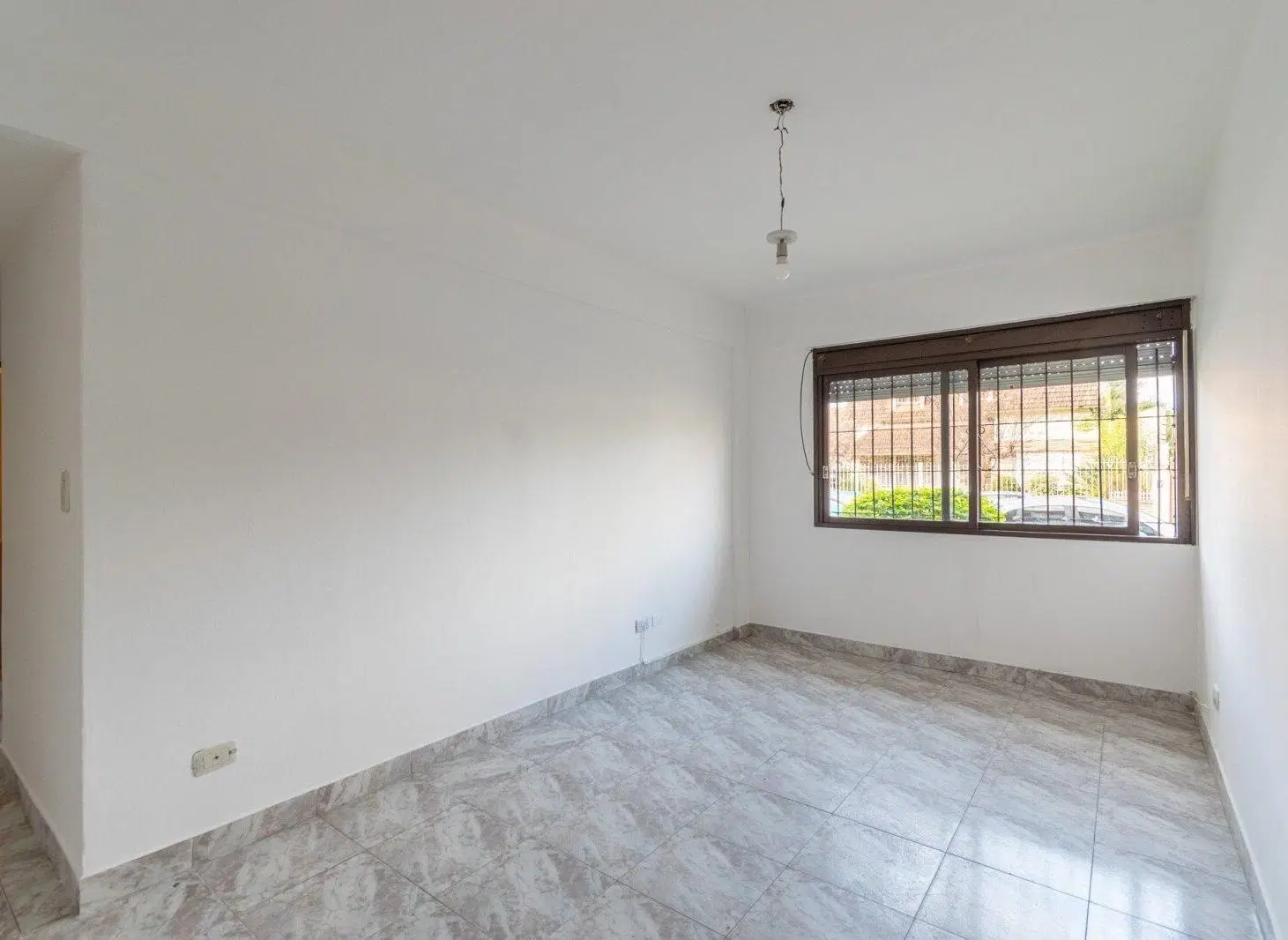 Venta depto. 3 amb con patio, cochera San Isidro centro 1