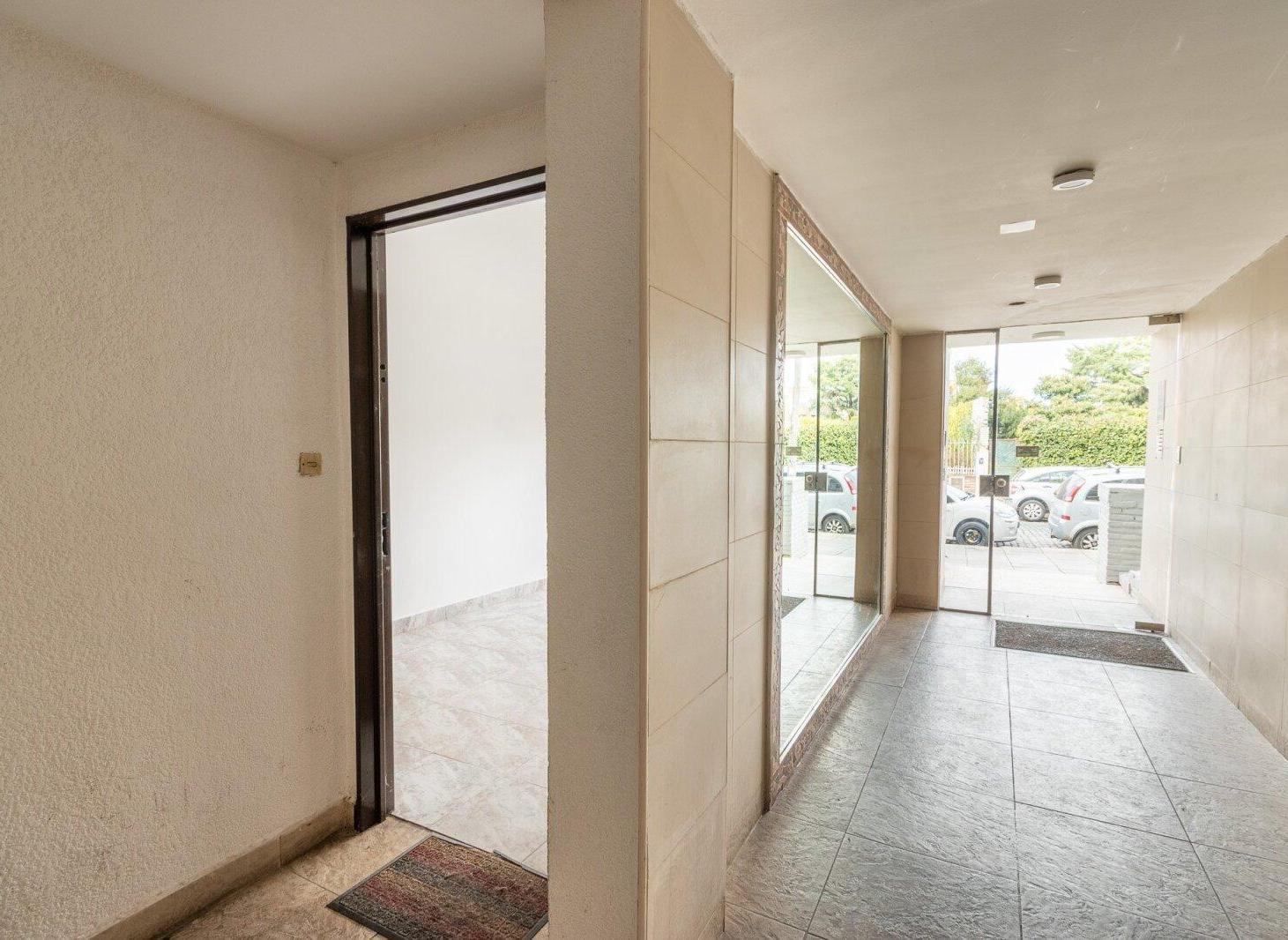 Venta depto. 3 amb con patio, cochera San Isidro centro