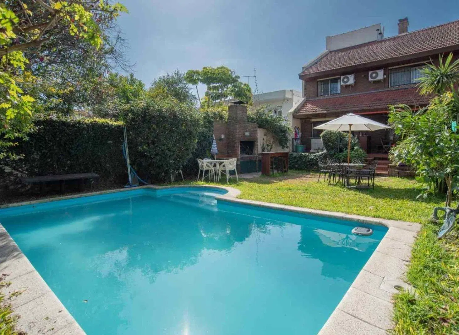 VENTA Casa familiar con jardín y pileta – Vicente 2