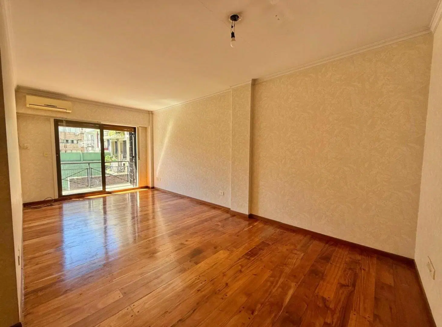 Semipiso 3 ambientes, 2 baños, balcón soleado, cochera y baulera en Belgrano. 3