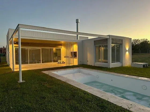 VENTA CASA A ESTRENAR - 4 AMBIENTES - JARDIN Y PILETA - SANTA SOFIA - PILAR DEL ESTE 1