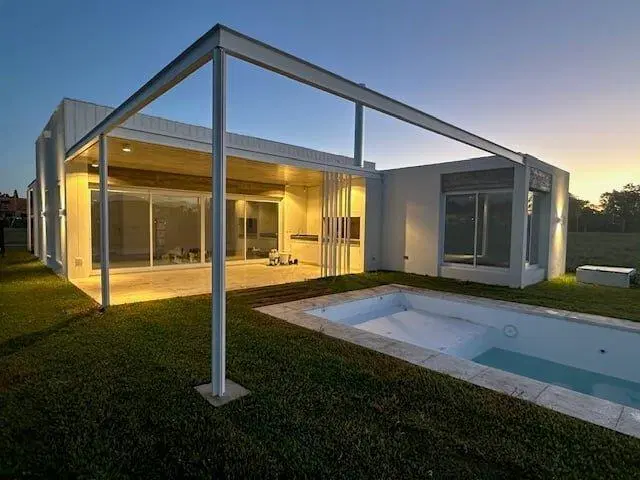 VENTA CASA A ESTRENAR - 4 AMBIENTES - JARDIN Y PILETA - SANTA SOFIA - PILAR DEL ESTE 2