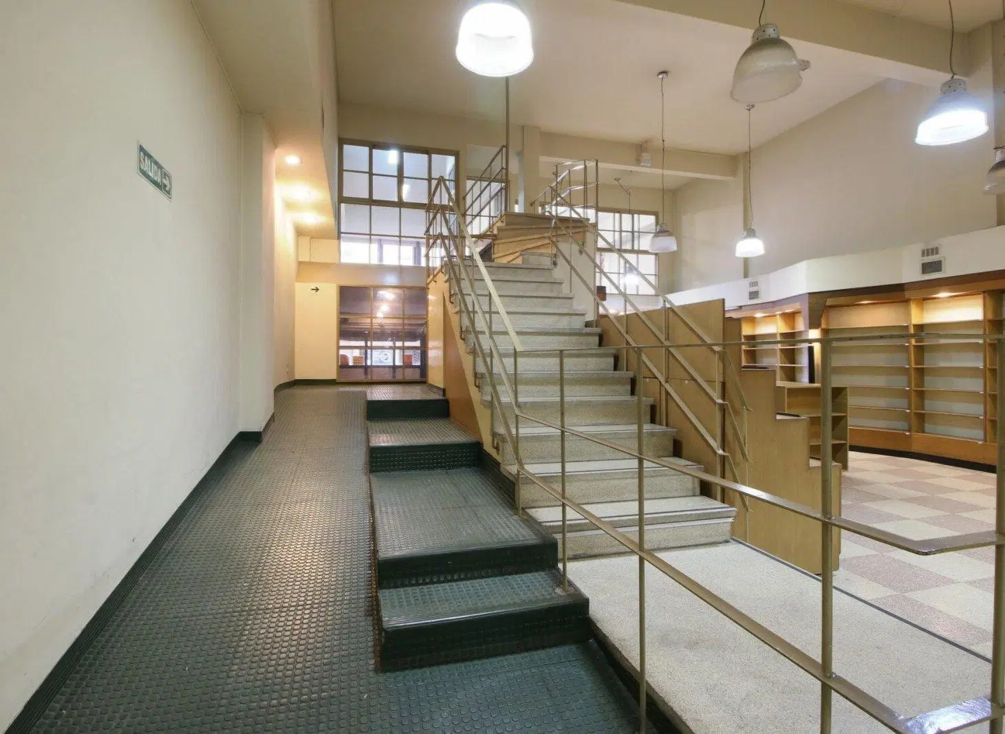 VENTA  EDIFICIO COMERCIAL CON COCHERA BALVANERA 3
