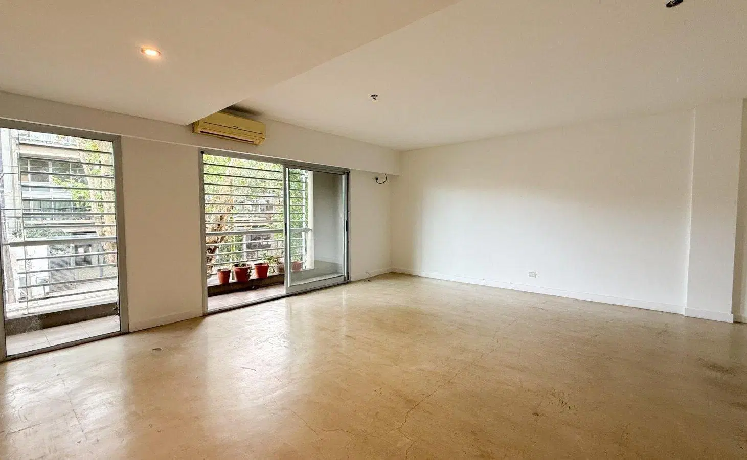 Venta Depto | EXCELENTE PISO 3 AMB | Av Libertador con cochera | La Lucila. 2