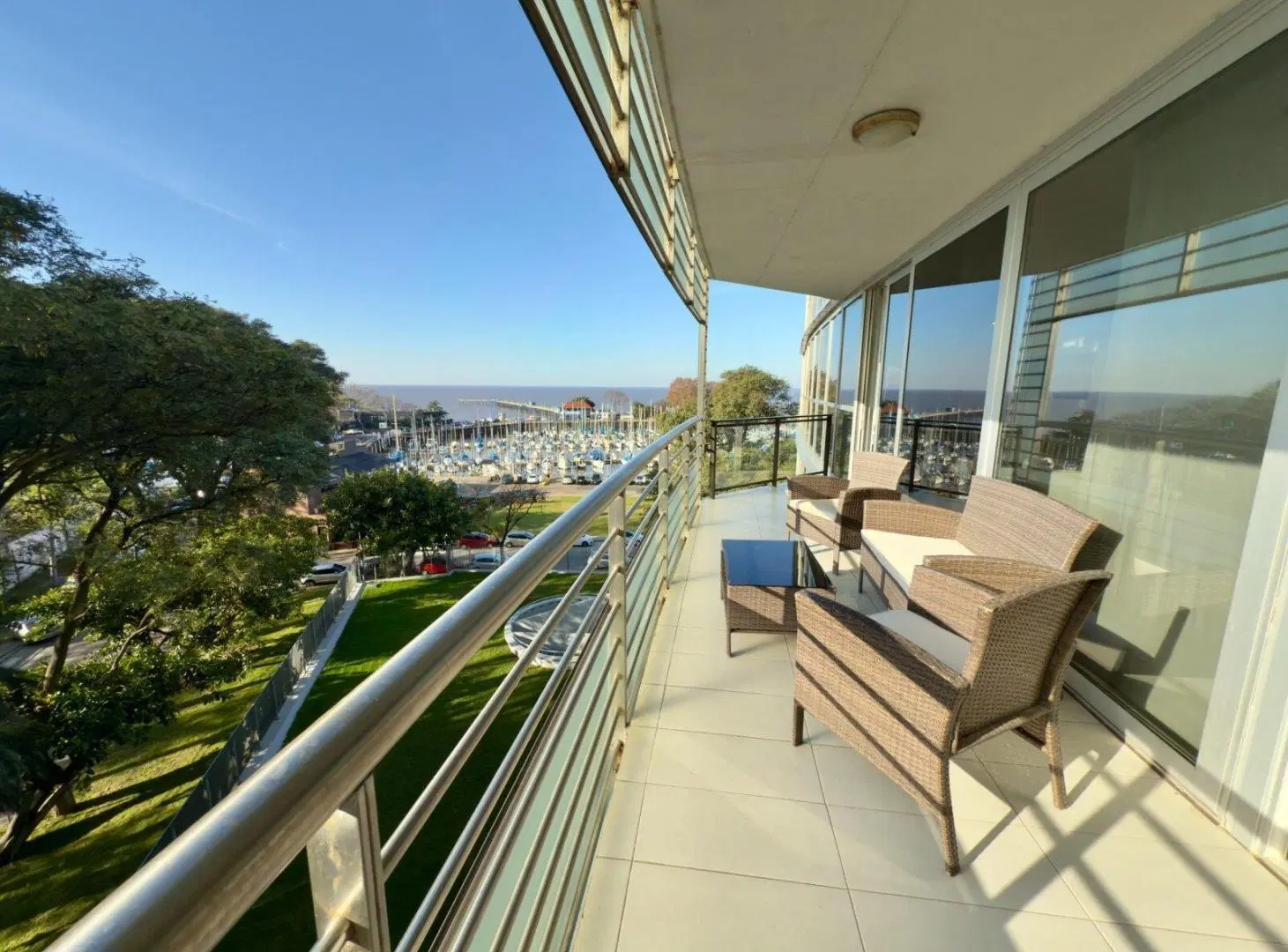 ALQUILER EXCLUSIVO CON VISTA PANORAMICA AL RIO EN REGATTA OLIVOS 8