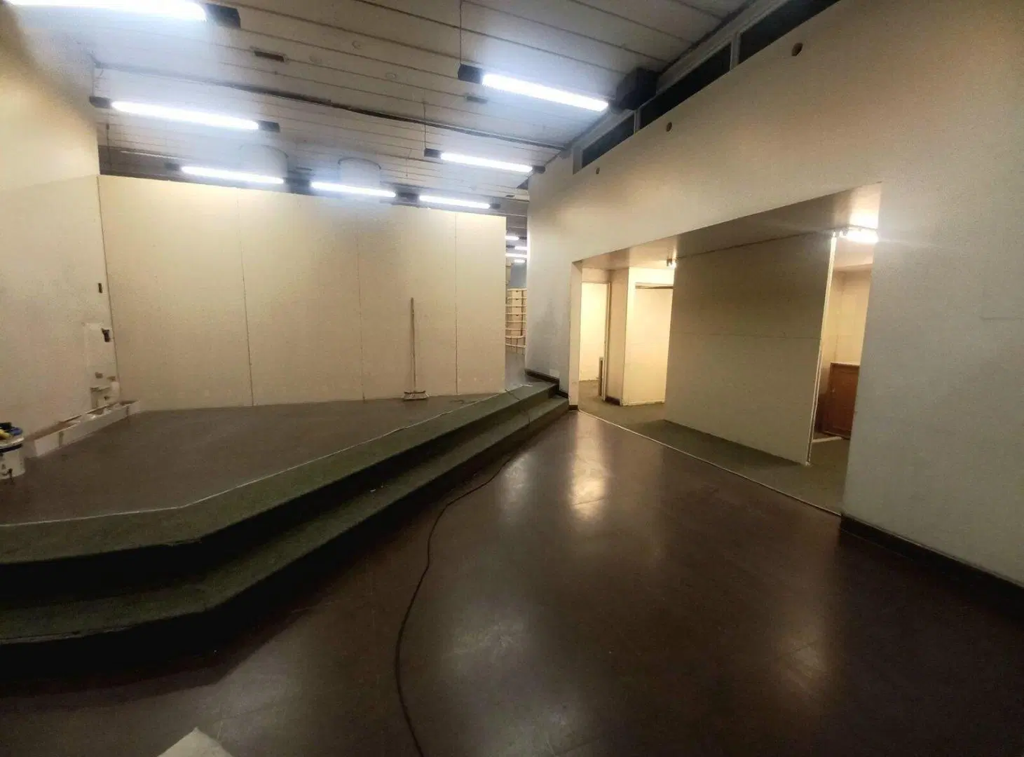 VENTA LOCAL CON 3 PISOS DE OFICINAS EN TOTAL 904 M2 CENTRO. 2