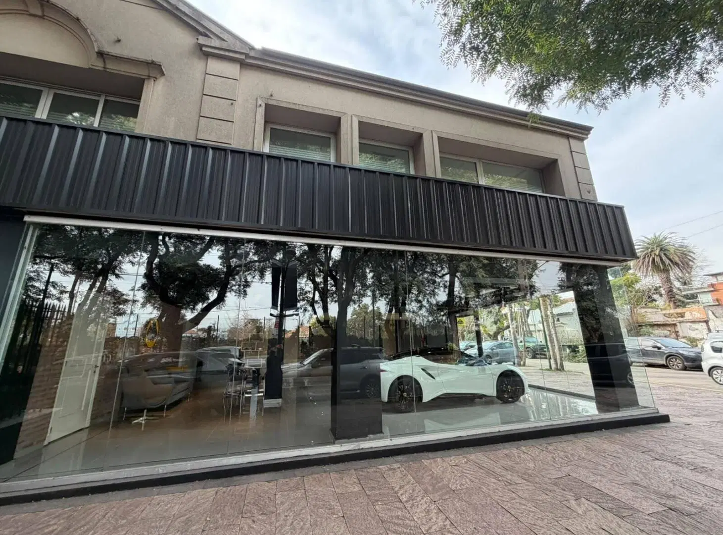 Alquiler Local San Isidro en esquina sobre Av. Libertador 2