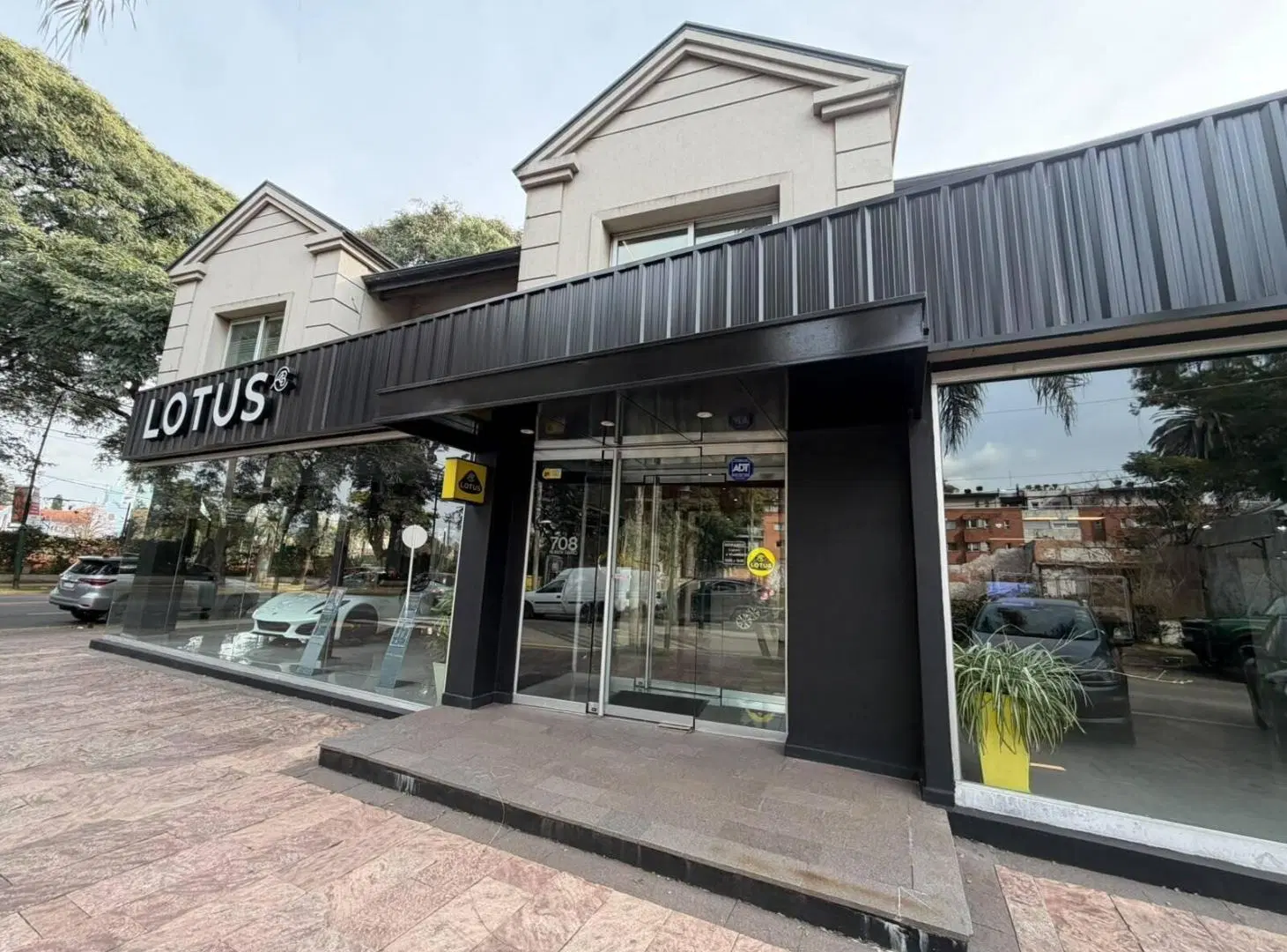 Alquiler Local San Isidro en esquina sobre Av. Libertador 3