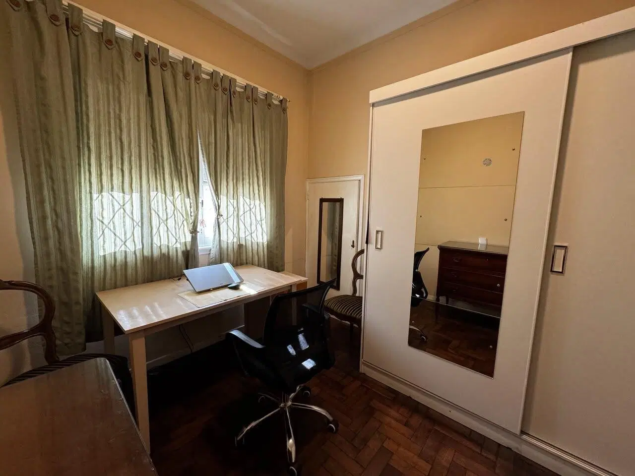 VENTA CASA 4 AMBIENTES CON PARQUE  Y COCHERA EN BANFIELD 2