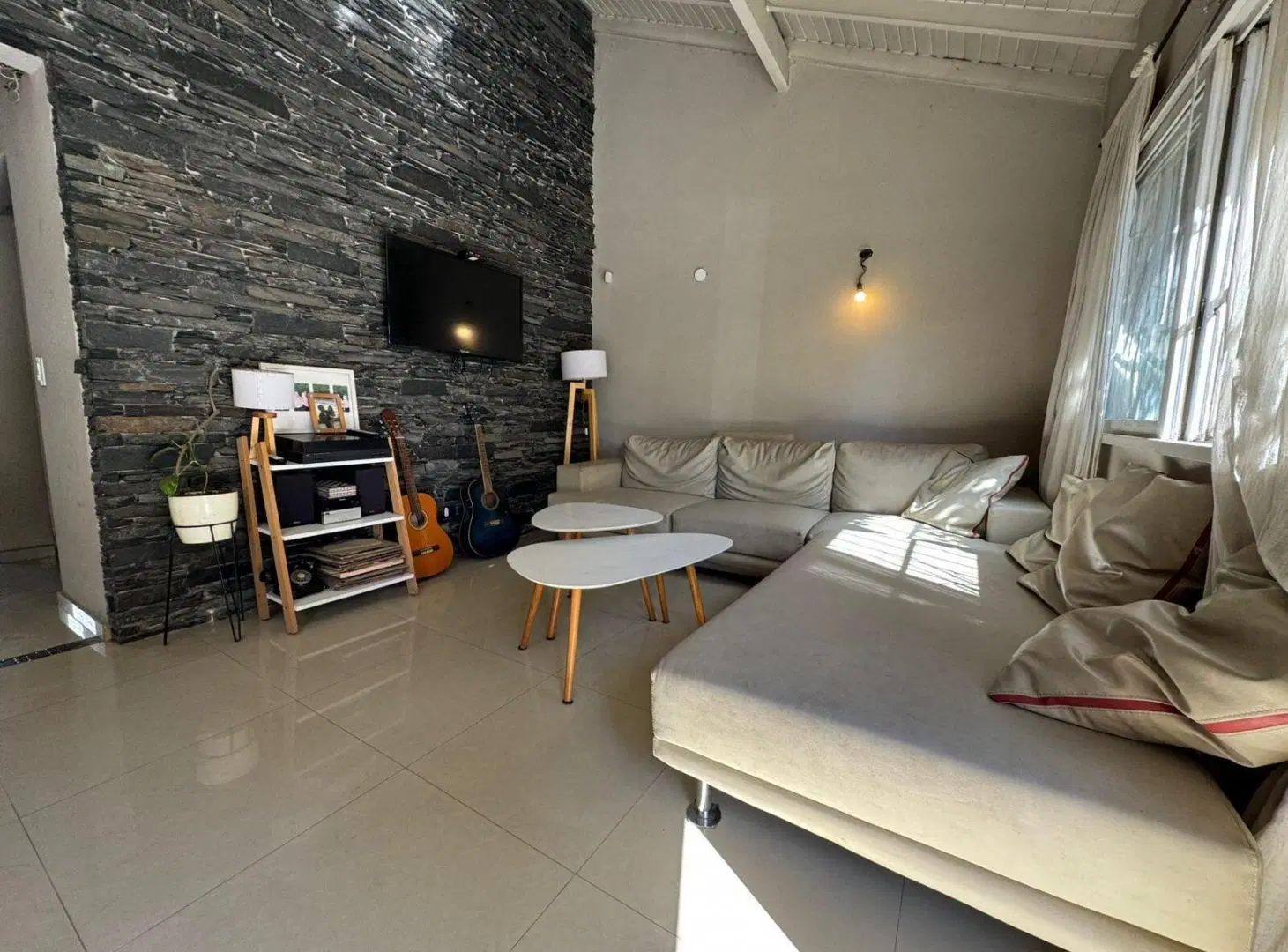 Venta Casa 5 Dormitorios Excelente ubicacion en Manuel Alberti. Apro credito 3