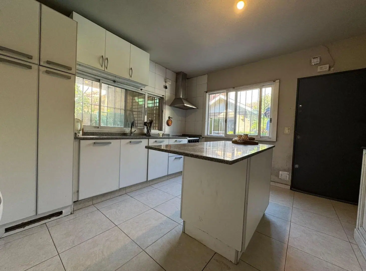 Venta Casa 5 Dormitorios Excelente ubicacion en Manuel Alberti. Apro credito 5