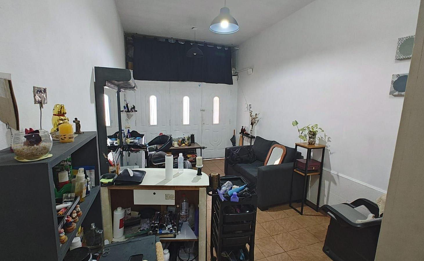 Foto de Venta de casa en Moron 4 ambientes, garage +depto Independiente con cocina y baño. Para refaccionar., imagen 1