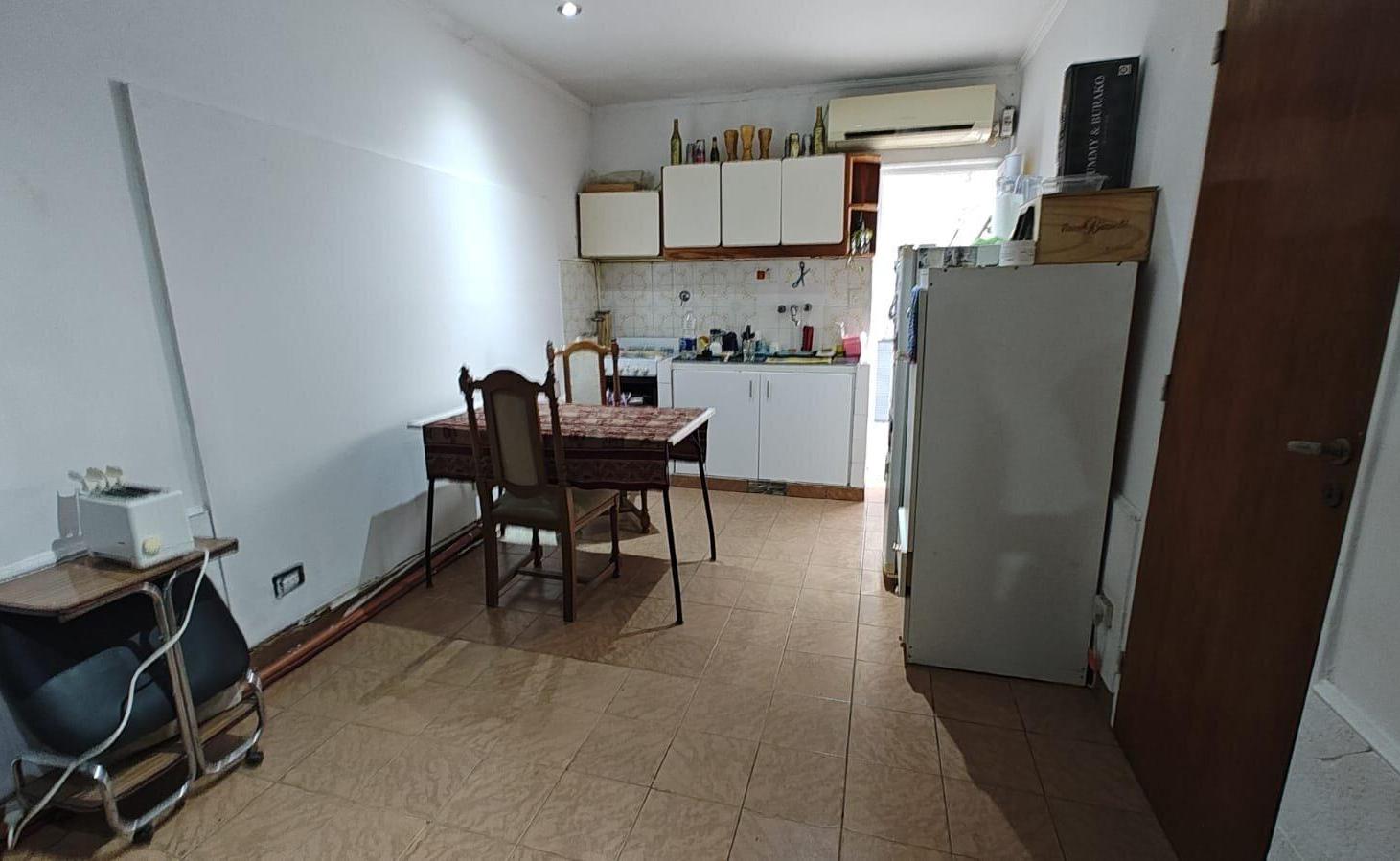 Foto de Venta de casa en Moron 4 ambientes, garage +depto Independiente con cocina y baño. Para refaccionar., imagen 2