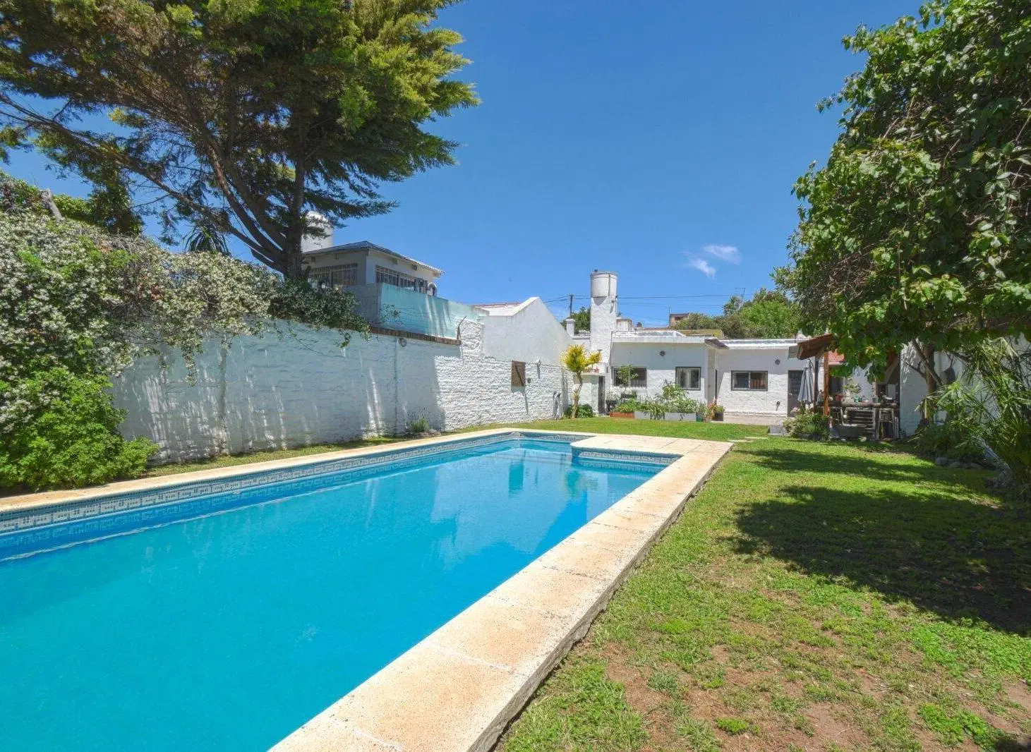 Casa 4 amb. con jardín, pileta y parrilla - Martínez 2