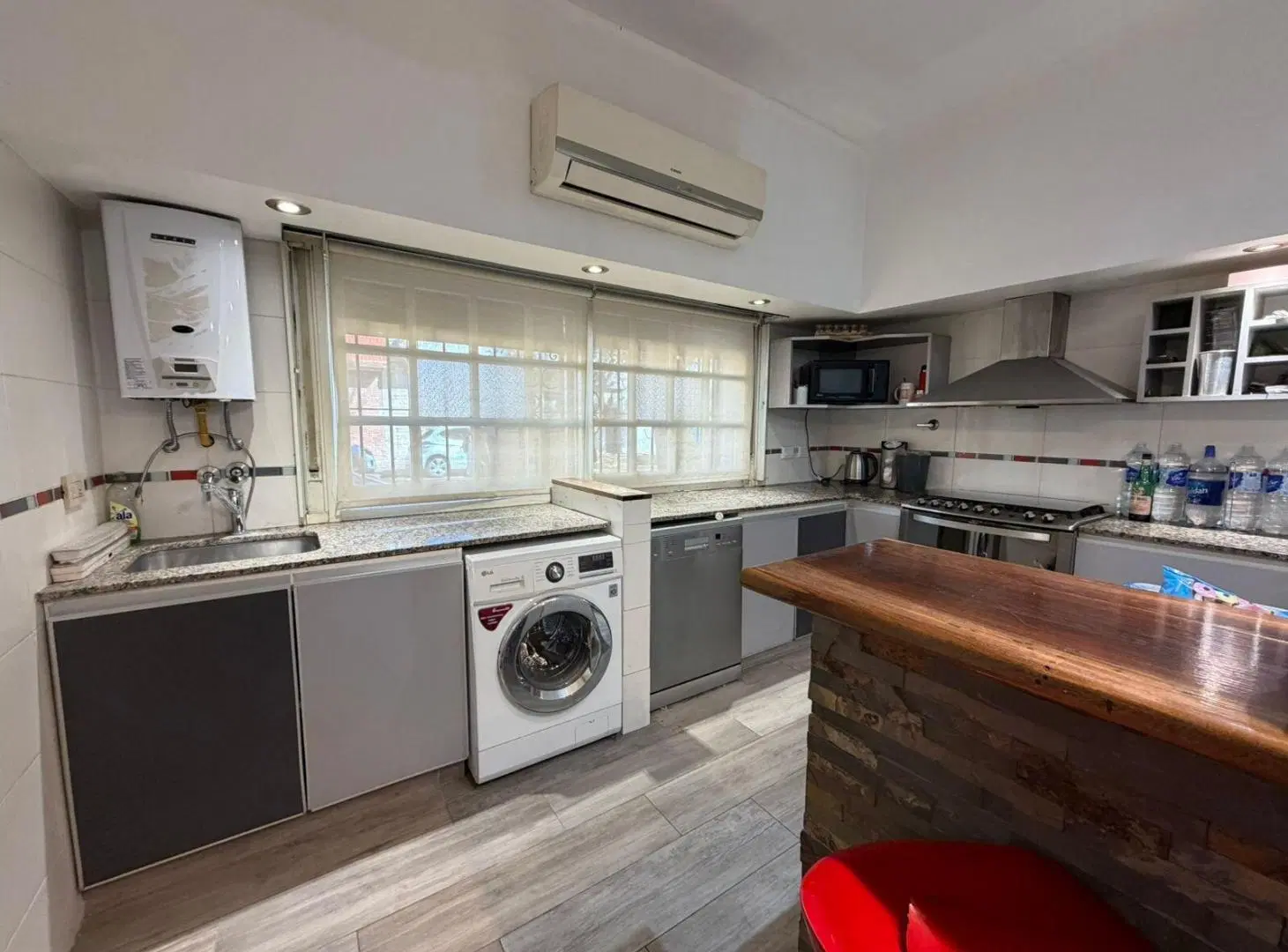 Venta casa 5 amb. con terraza parrilla y pileta en Pompeya 3