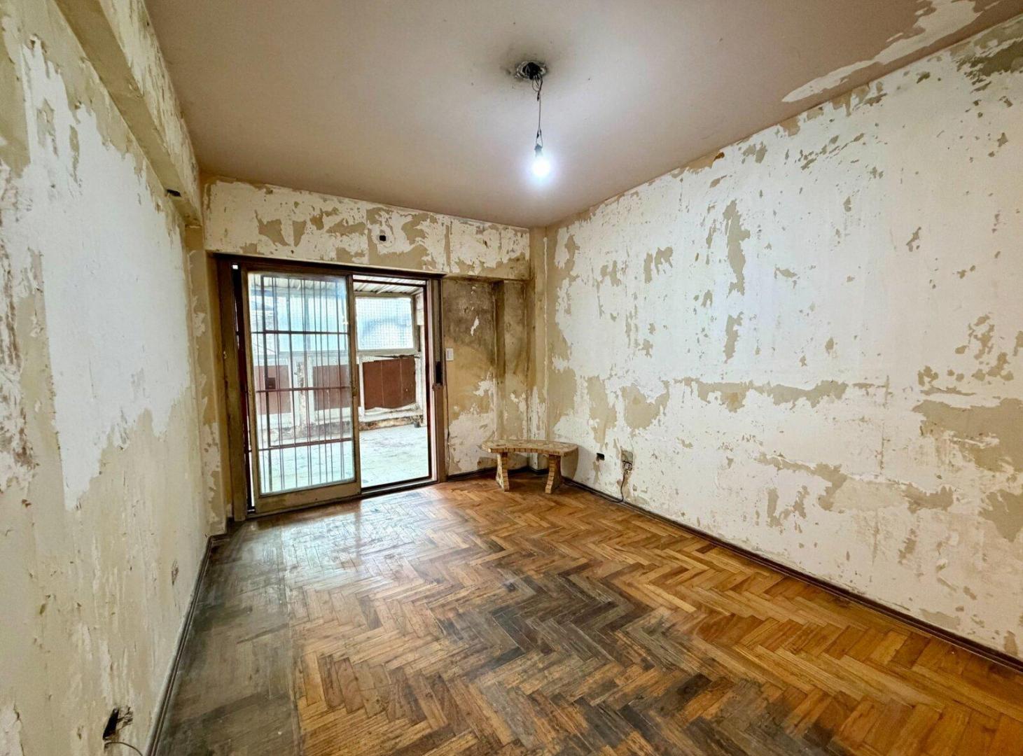 Foto de OPORTUNIDAD PARA INVERSORES | DEPARTAMENTO 3AMB C/ PATIO A REFACCIONAR, imagen 4