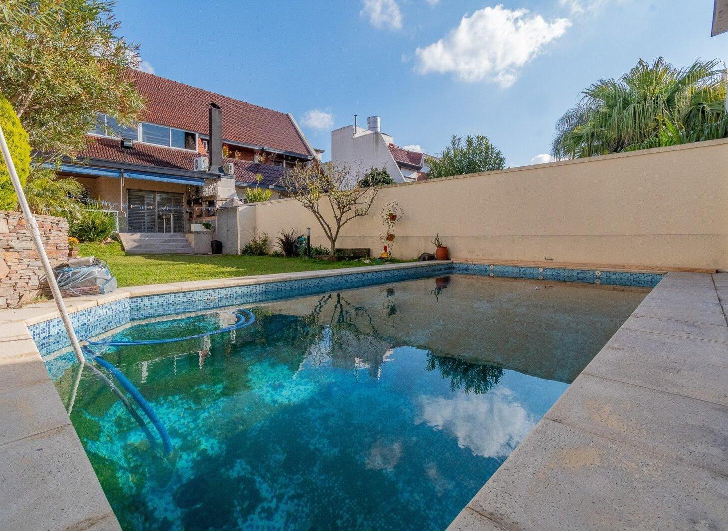 Foto de Casa en venta 5 ambientes cochera pileta barrio Naon, imagen 3