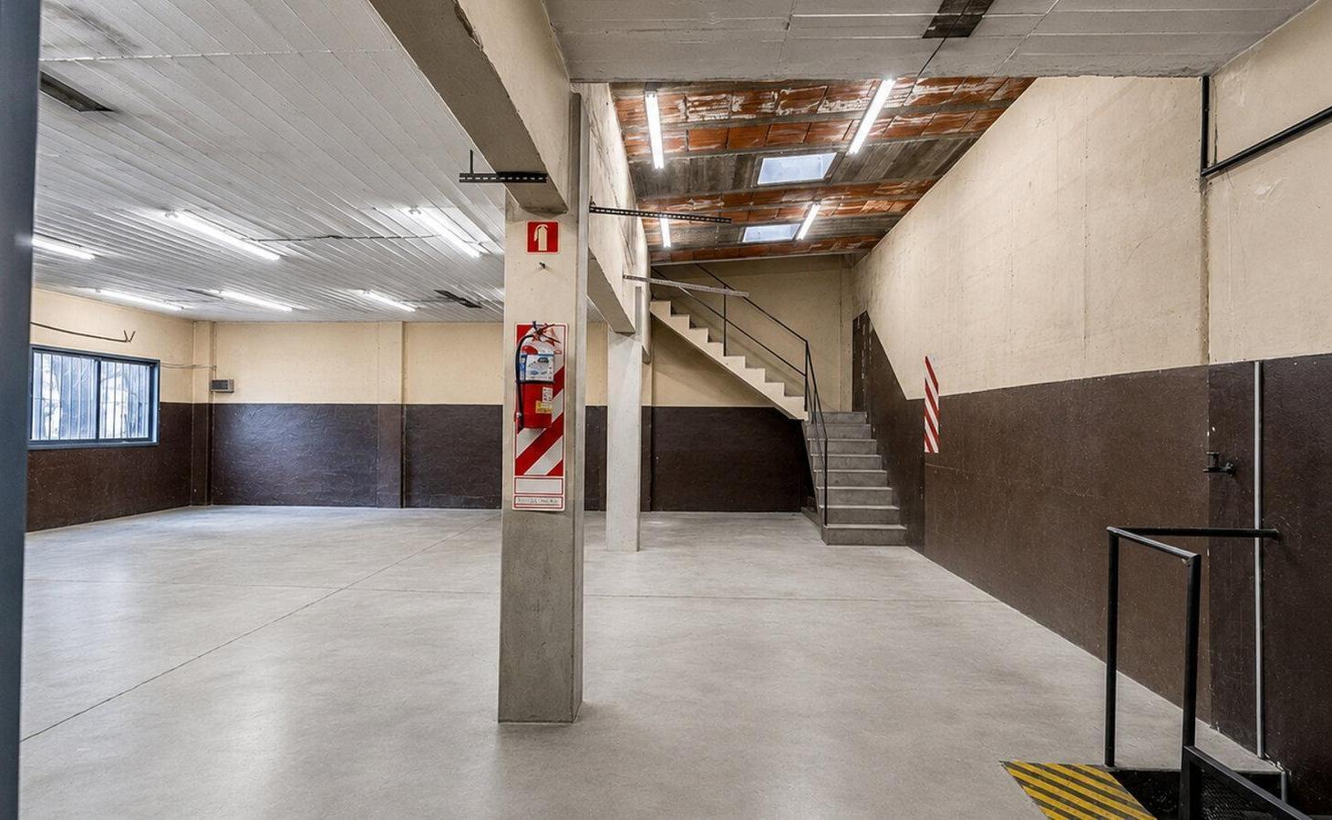 Foto de LOCAL ESQUINA COMERCIAL SOBRE AV. ILLIA | 367 m² Cubiertos | Local +, imagen 3