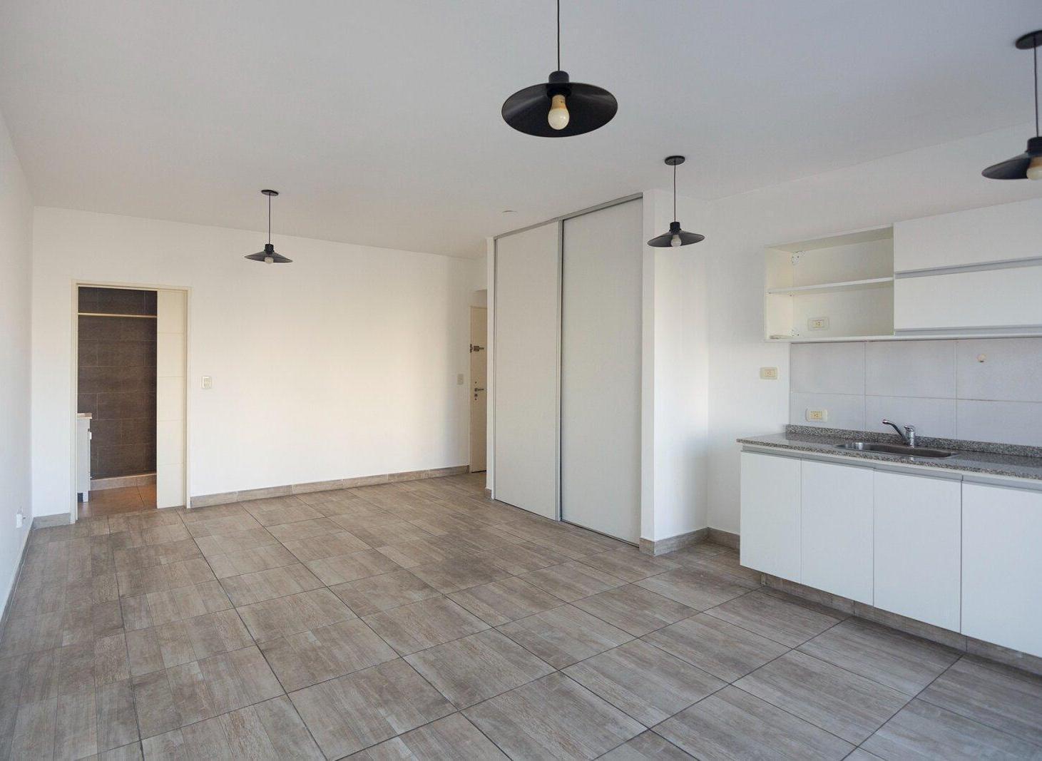 Foto de VENTA DE AMPLIO MONOAMBIENTE EN VILLA DEL PARQUE | SUPER LUMINOSO, imagen 2