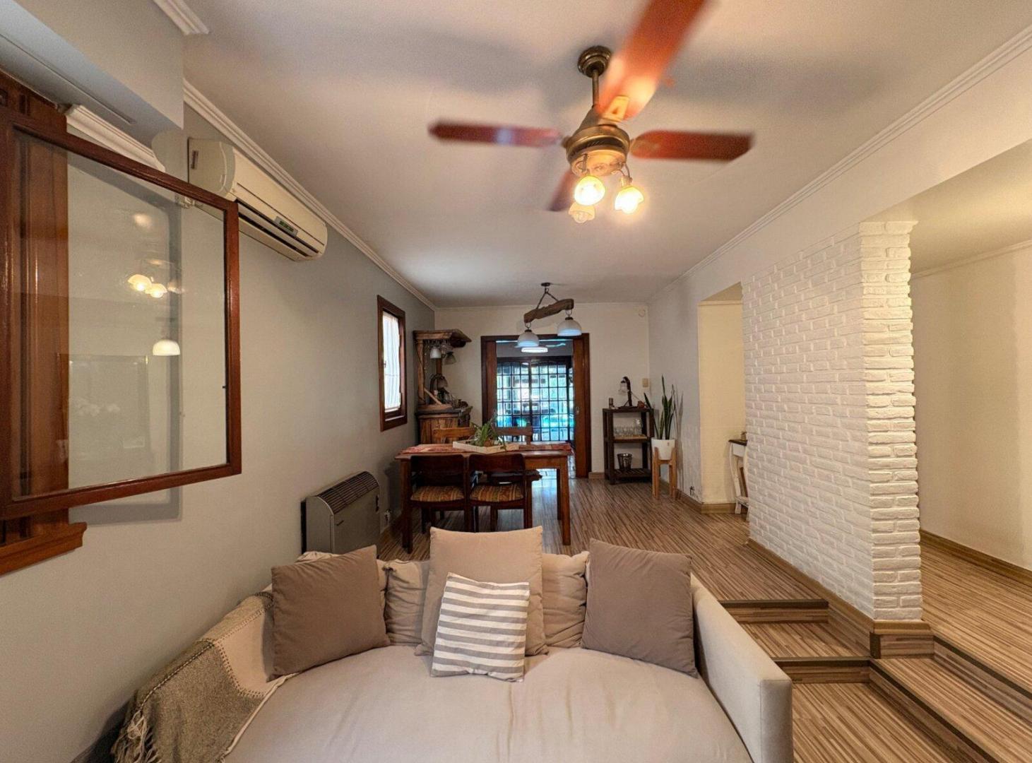 Foto de VENTA CASA CON PILETA CASTELAR NORTE, imagen 1