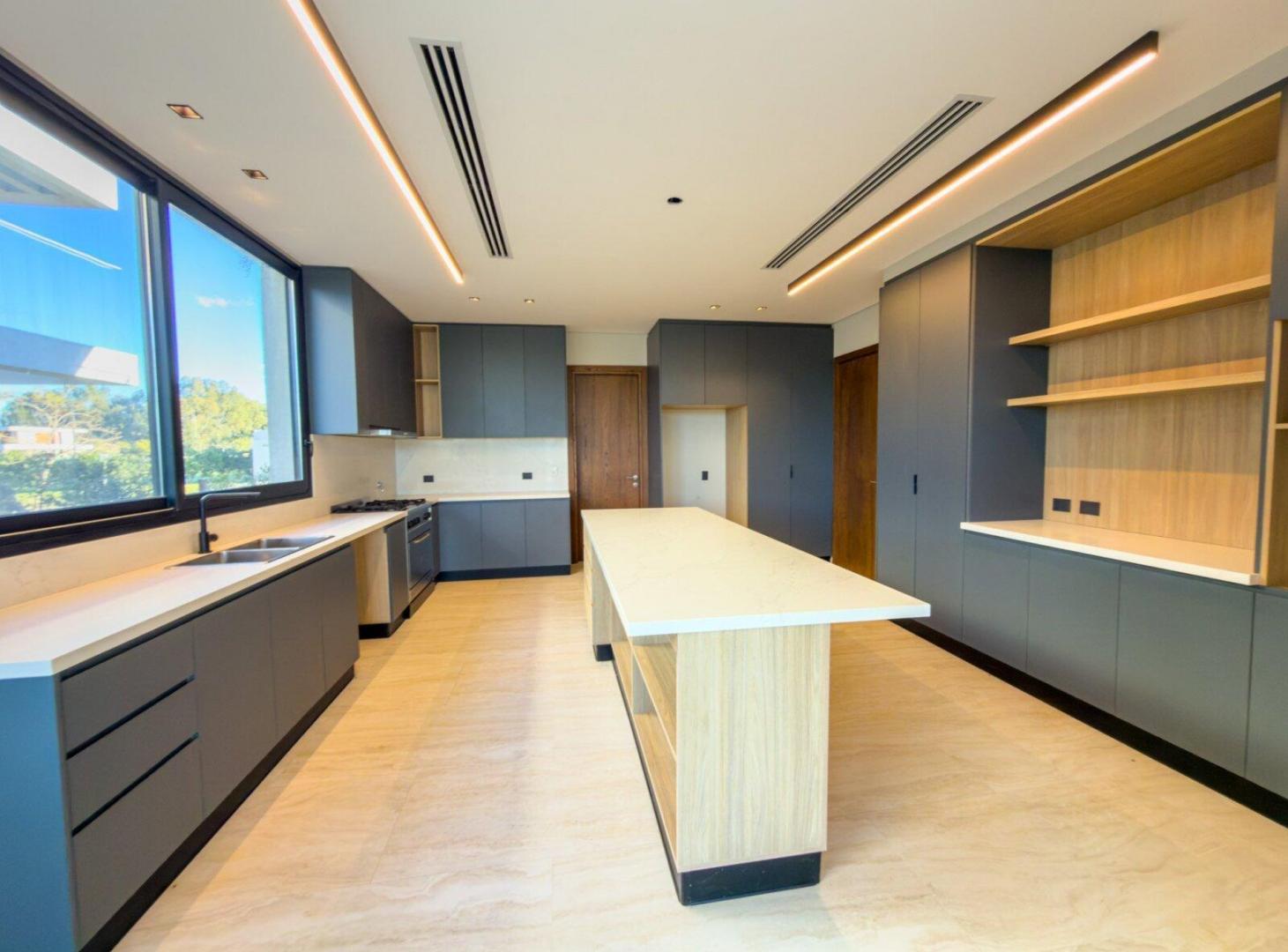 Foto de VENTA CASA 7 AMB. EN EL YACHT CON AMARRA PROPIA, imagen 2