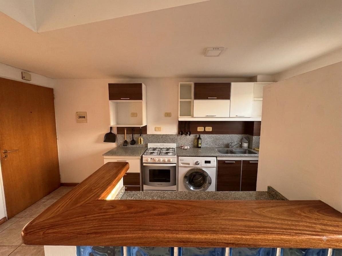 Foto de Departamento Penthouse 2 ambientes Agronomía con terraza y parrilla, imagen 2