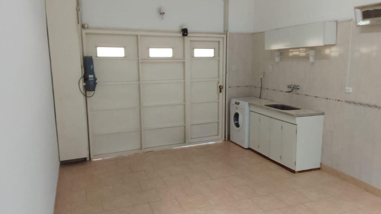 Foto de Alquiler casa 3 amb. con cochera Lanús Este, imagen 5