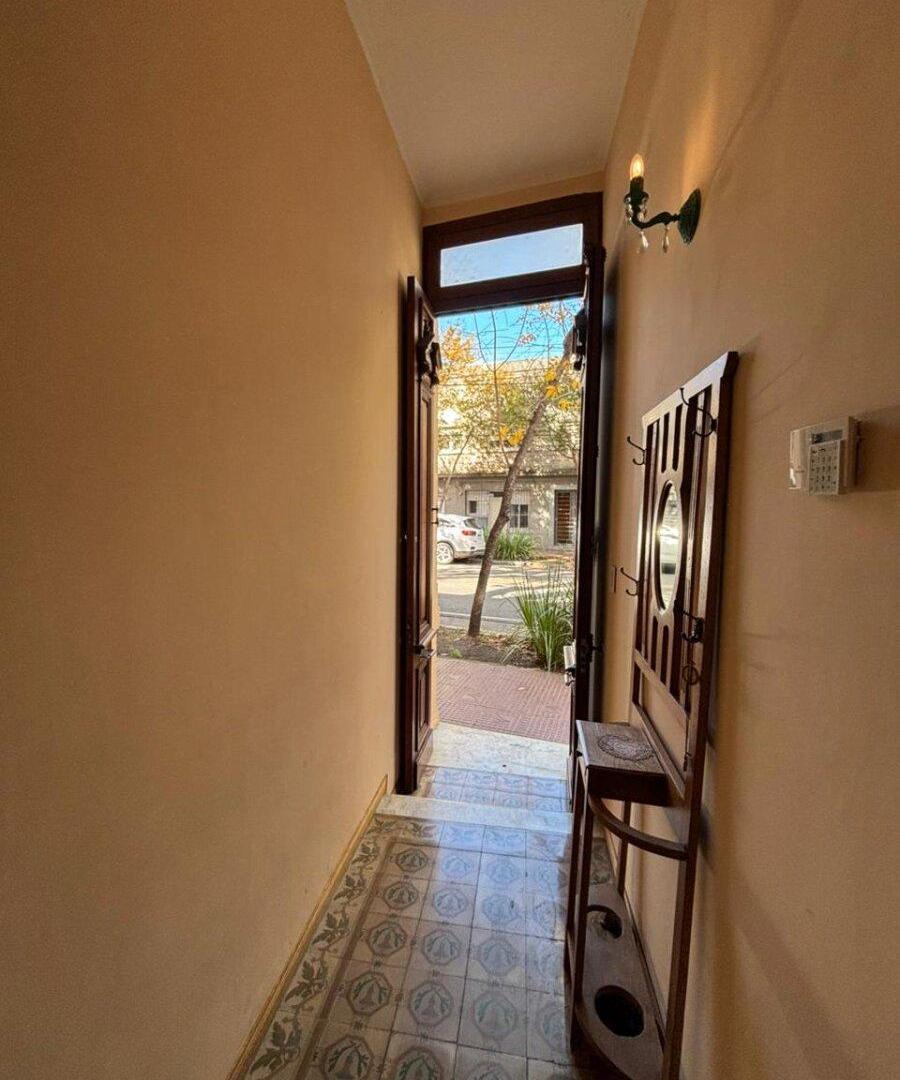 Foto de VENTA PH AL FRENTE ESTILO CLASICO RECICLADO RECIENTEMENTE Y EN MUY BUEN, imagen 1