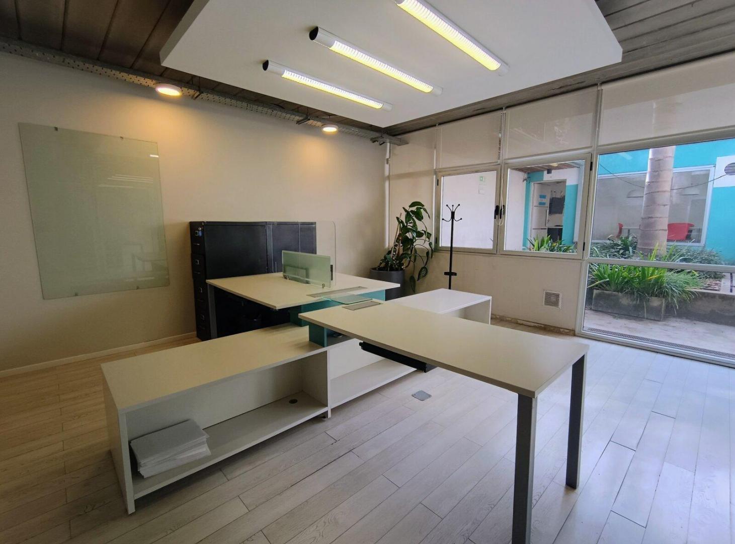 Foto de VENTA | EDIFICIO CORPORATIVO INDEPENDIENTE | 456 m² | FLORIDA | VICENTE, imagen 3