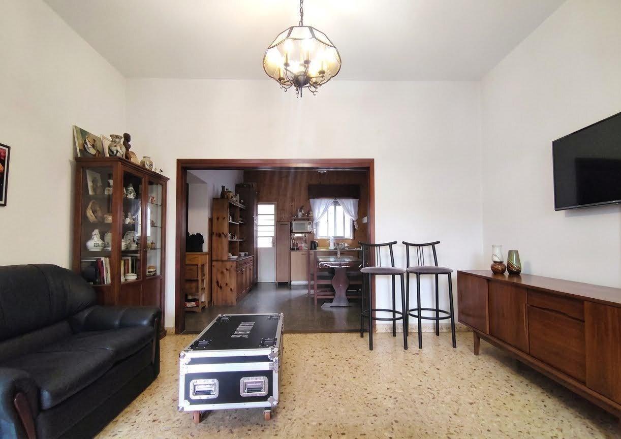 Foto de Casa de 6 ambientes en dos plantas con gran jardín y cochera al frente, imagen 3