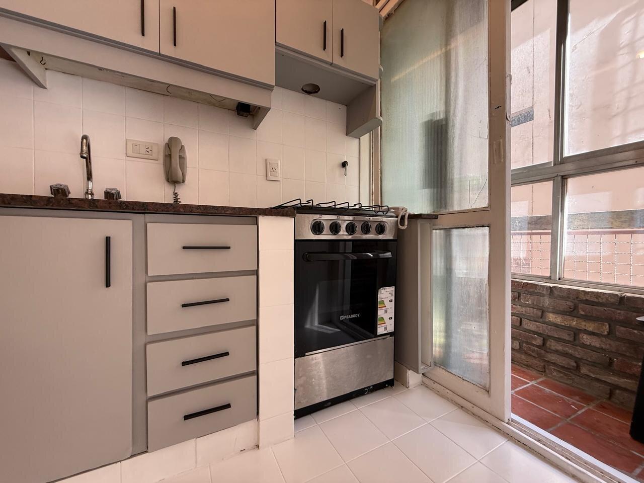Foto de Alquiler Departamento dos ambientes en Dúplex con baño y toilette en, imagen 2