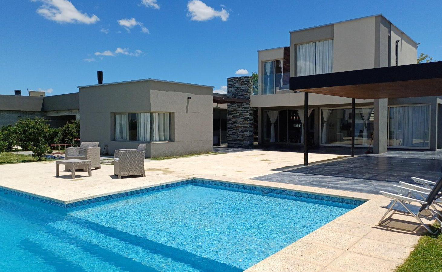 Foto de Venta casa en San Sebastián a la laguna con casa de huespedes AMOBLADA, imagen 1
