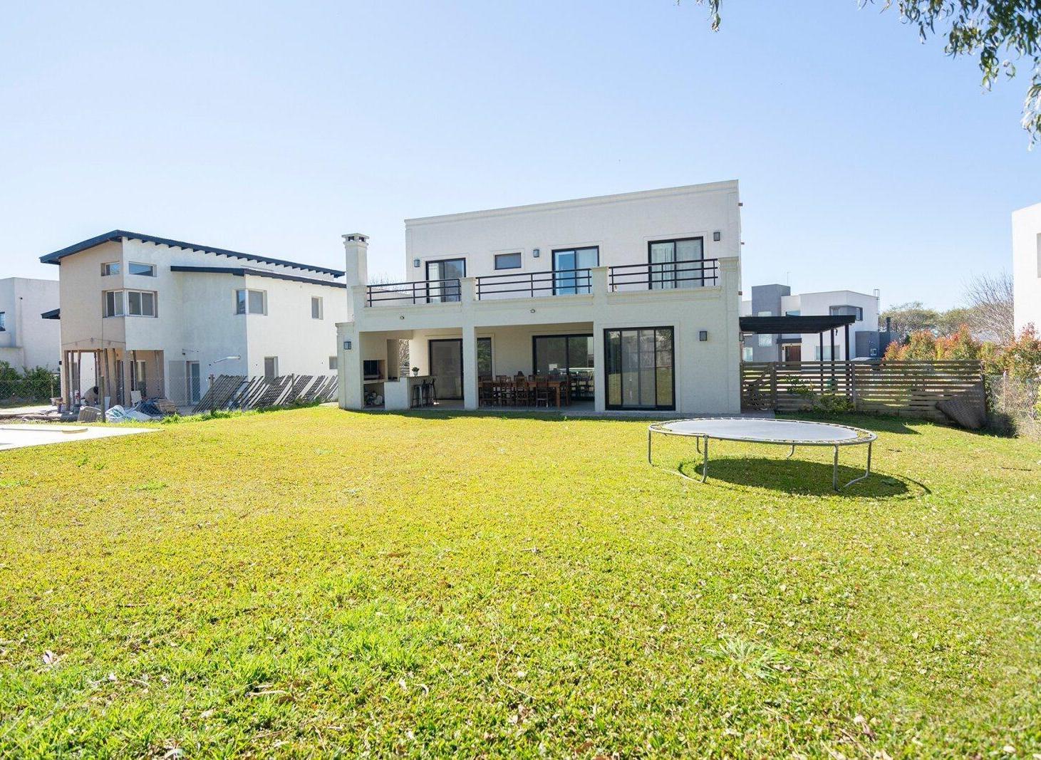 Foto de Venta Casa en Barrio San Matías - Área 3 - Pileta y gran jardín - Belén, imagen 3