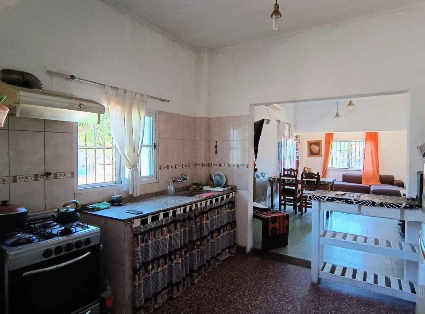 Foto de VENTA CASA CON PILETA JARDIN MORENO APTO CREDITO, imagen 2
