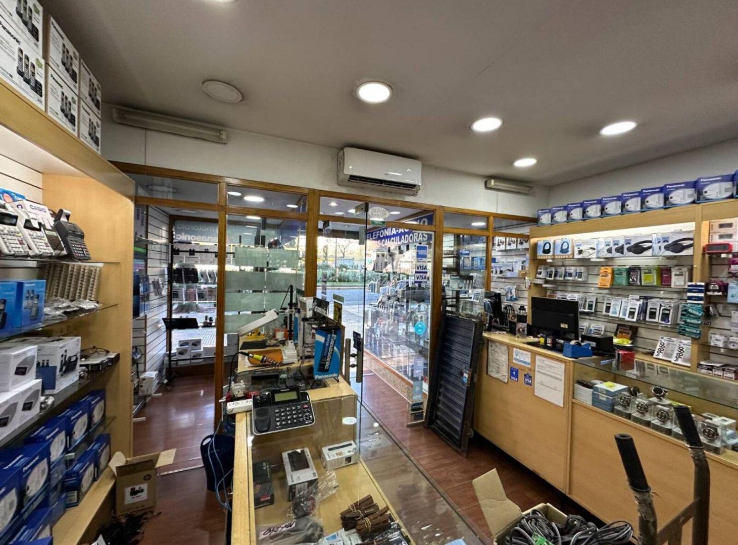 Foto de En venta local comercial sobre Carlos Pellegrini, imagen 3