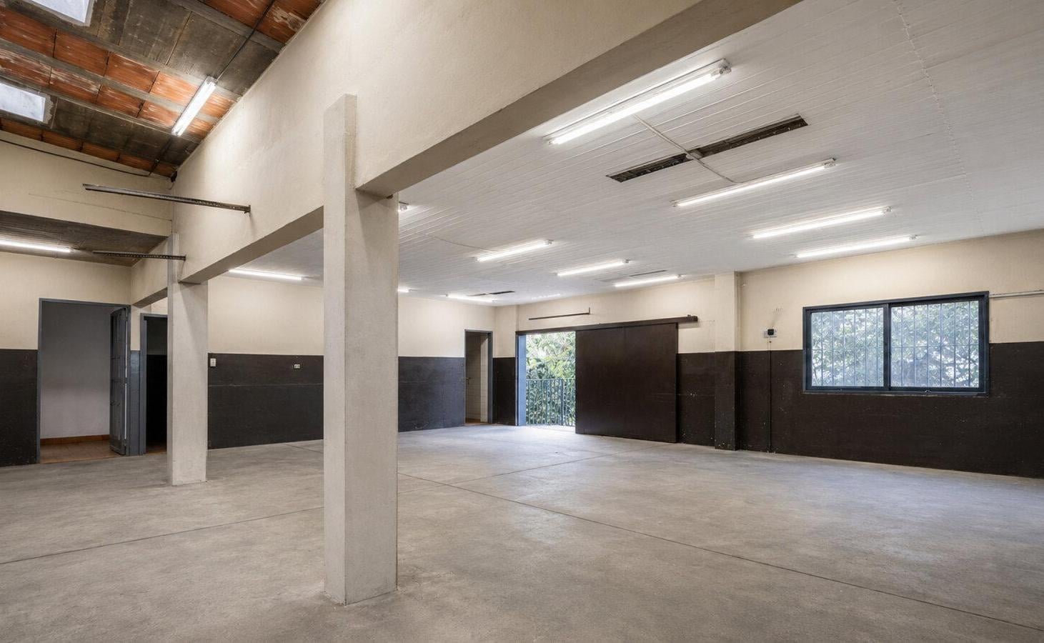 Foto de Esquina comercial sobre Av. Illia – 367 m² – Local, depósito y oficinas, imagen 2