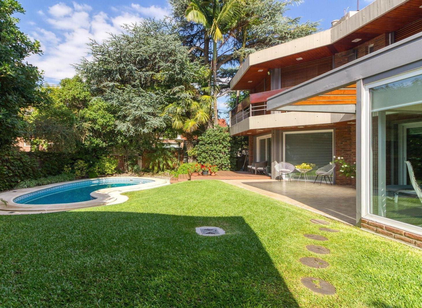 Foto de VENTA CASA ACASSUSO 6 AMBIENTES CON DEPENDENCIA PILETA JARDIN QUINCHO, imagen 3