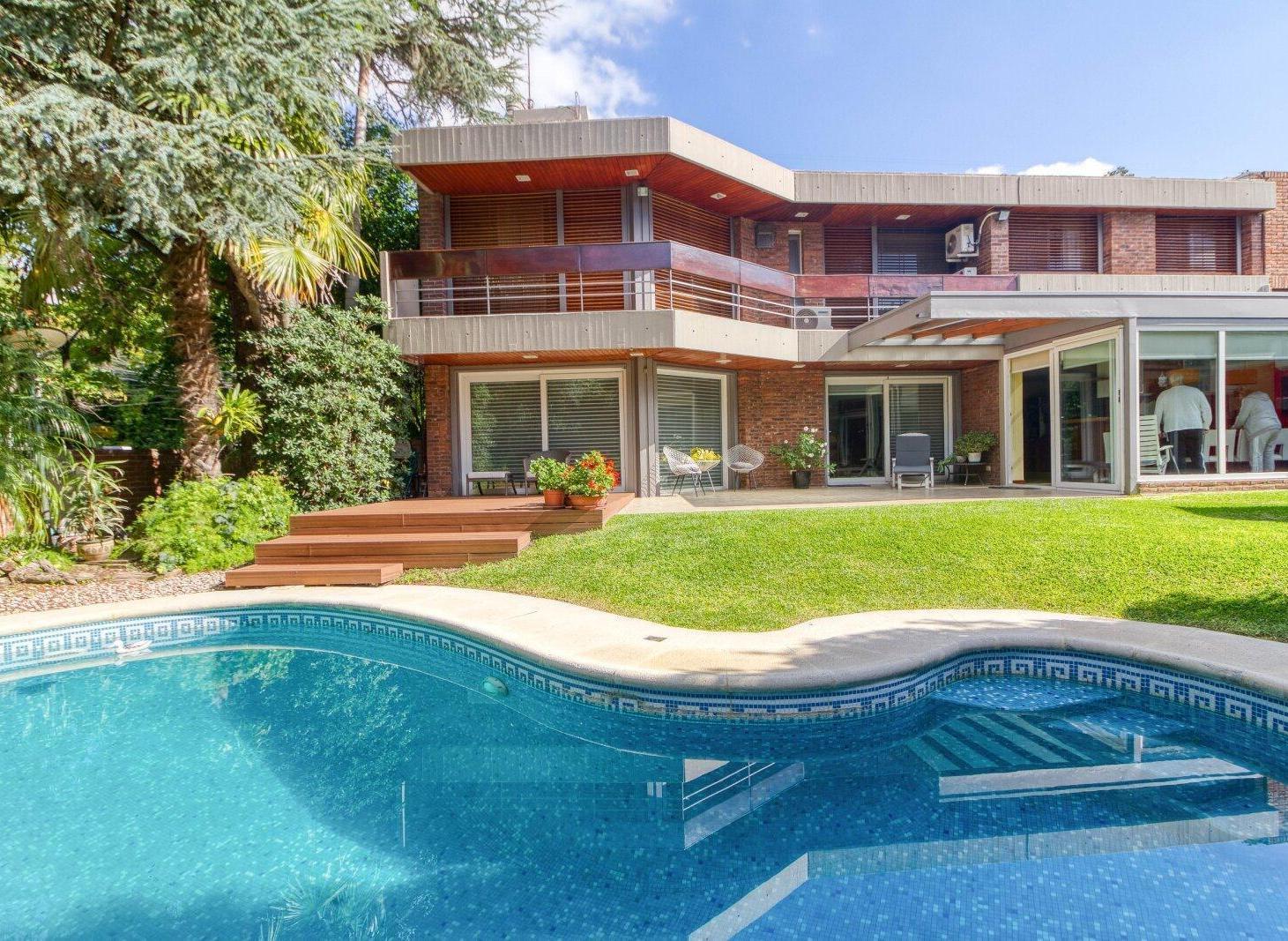 Foto de VENTA CASA ACASSUSO 6 AMBIENTES CON DEPENDENCIA PILETA JARDIN QUINCHO, imagen 1