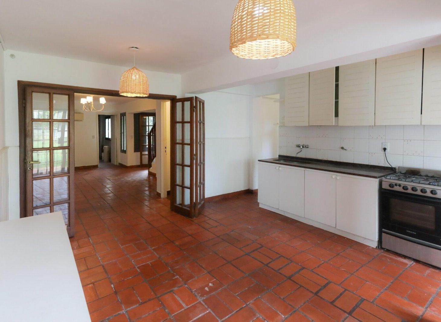 Foto de Venta - Casa - San Isidro - 5 dormitorios - Gran jardín, pileta y, imagen 2