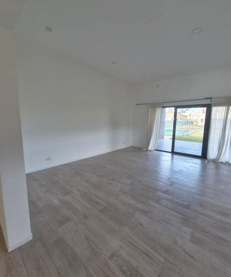 Foto de VENTA CASA 3 DORMITORIOS - PILETA - BARRIO EL ALJIBE, imagen 2