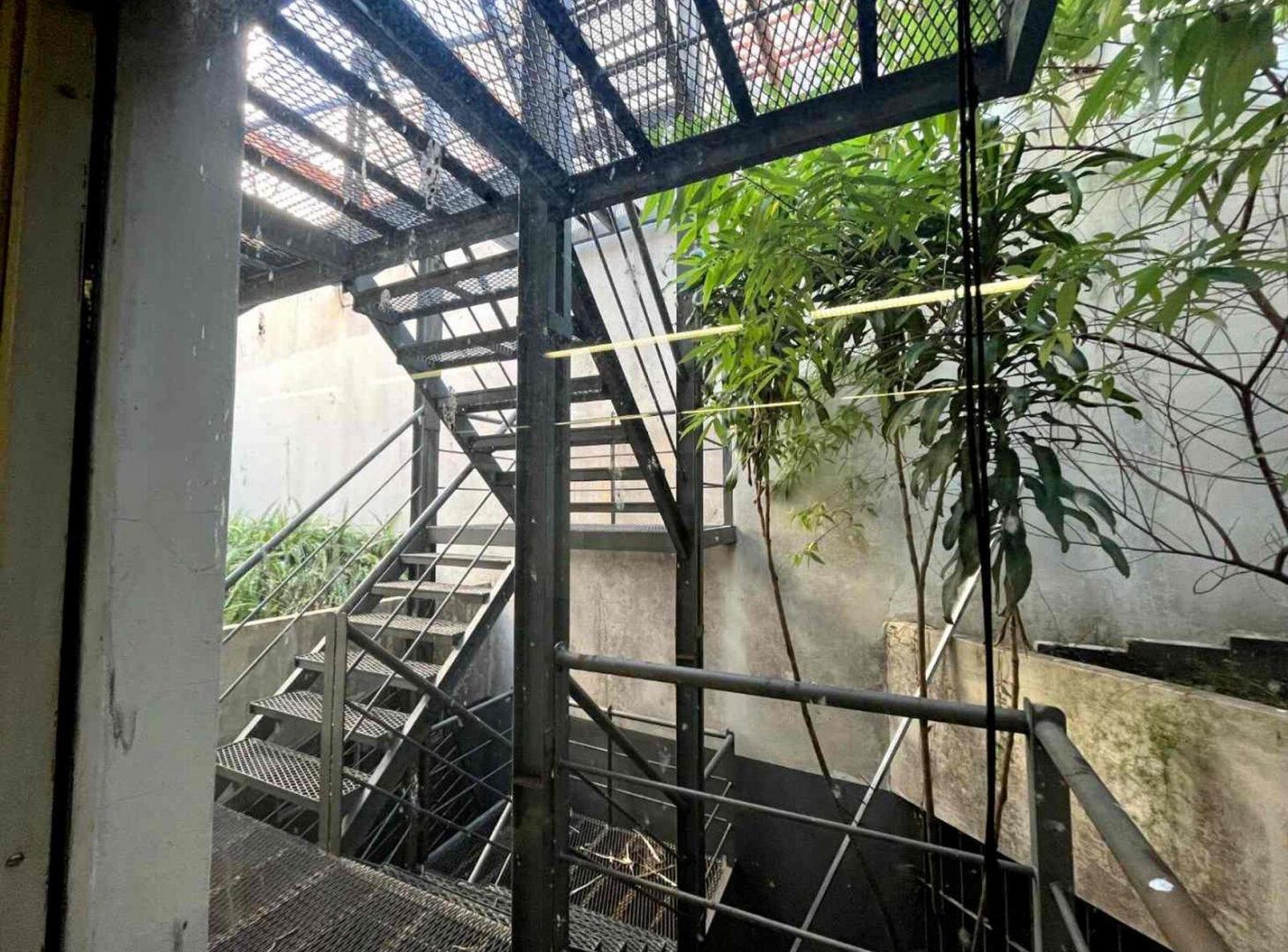 Foto de VENTA LOCAL CON 3 PISOS DE OFICINAS EN TOTAL 904 M2 CENTRO., imagen 2