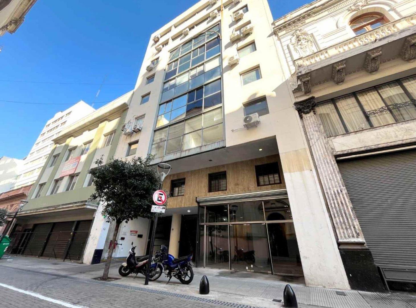 Foto de VENTA LOCAL CON 3 PISOS DE OFICINAS EN TOTAL 904 M2 CENTRO., imagen 1