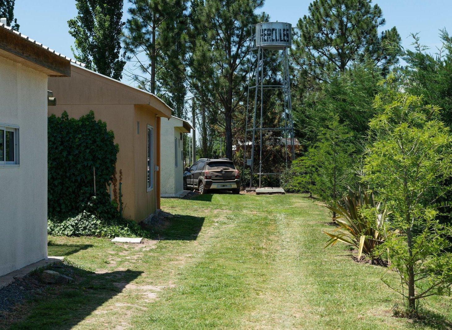 VENTA CUATRO CABAÑAS CON QUINCHO Y PILETA