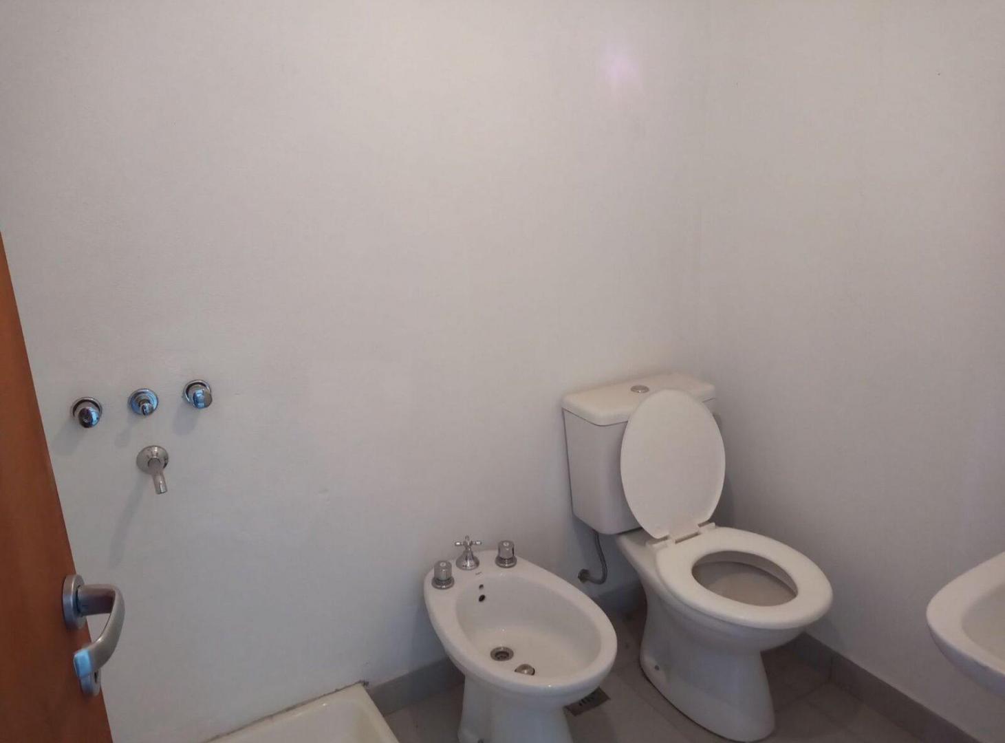Foto de OFICINA EN VENTA - KM 41 Pilar, imagen 2
