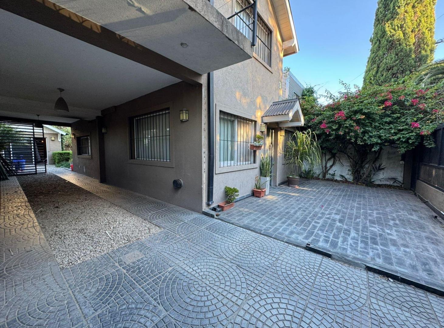 Foto de Venta Casa 5 Dormitorios Excelente ubicacion en Manuel Alberti. Apro, imagen 1
