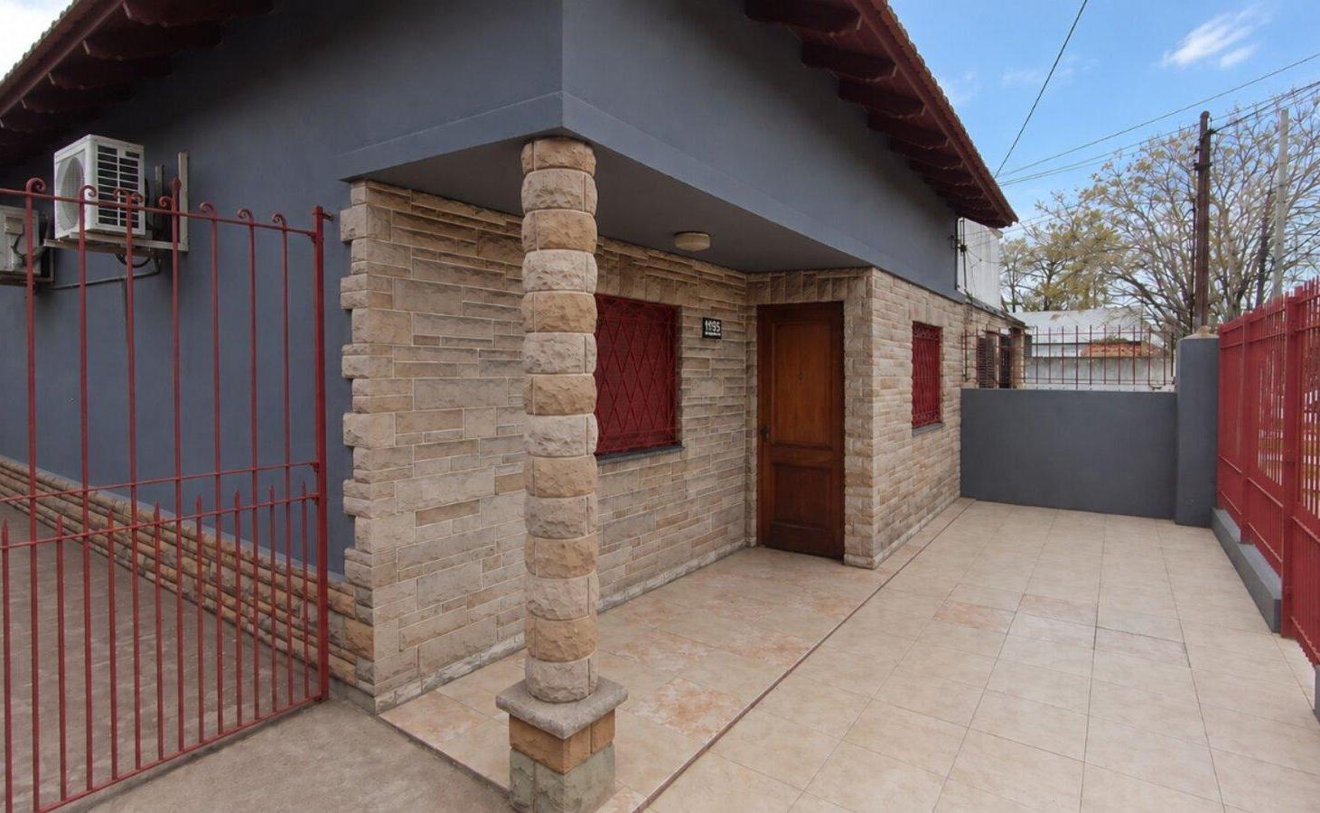 Foto de VENTA CASA LLAVALLOL 4 AMBIENTES COCHERA PATIO, imagen 2